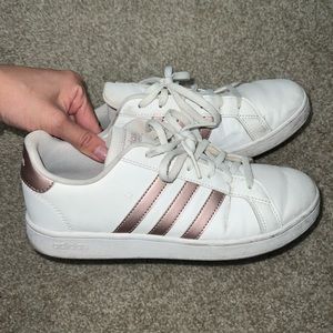 Adidas sneakers fits 7.5 woman